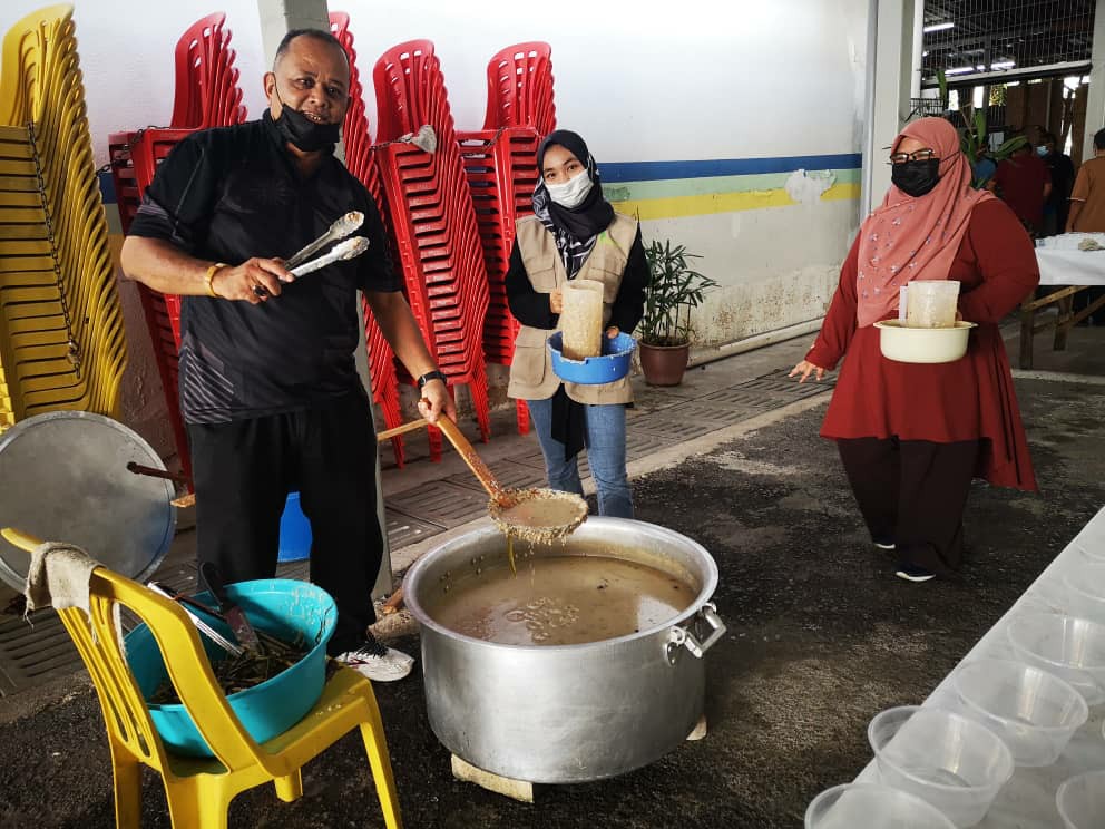 Bubur Lambuk Distribution at PPR Jelatek, Kuala Lumpur